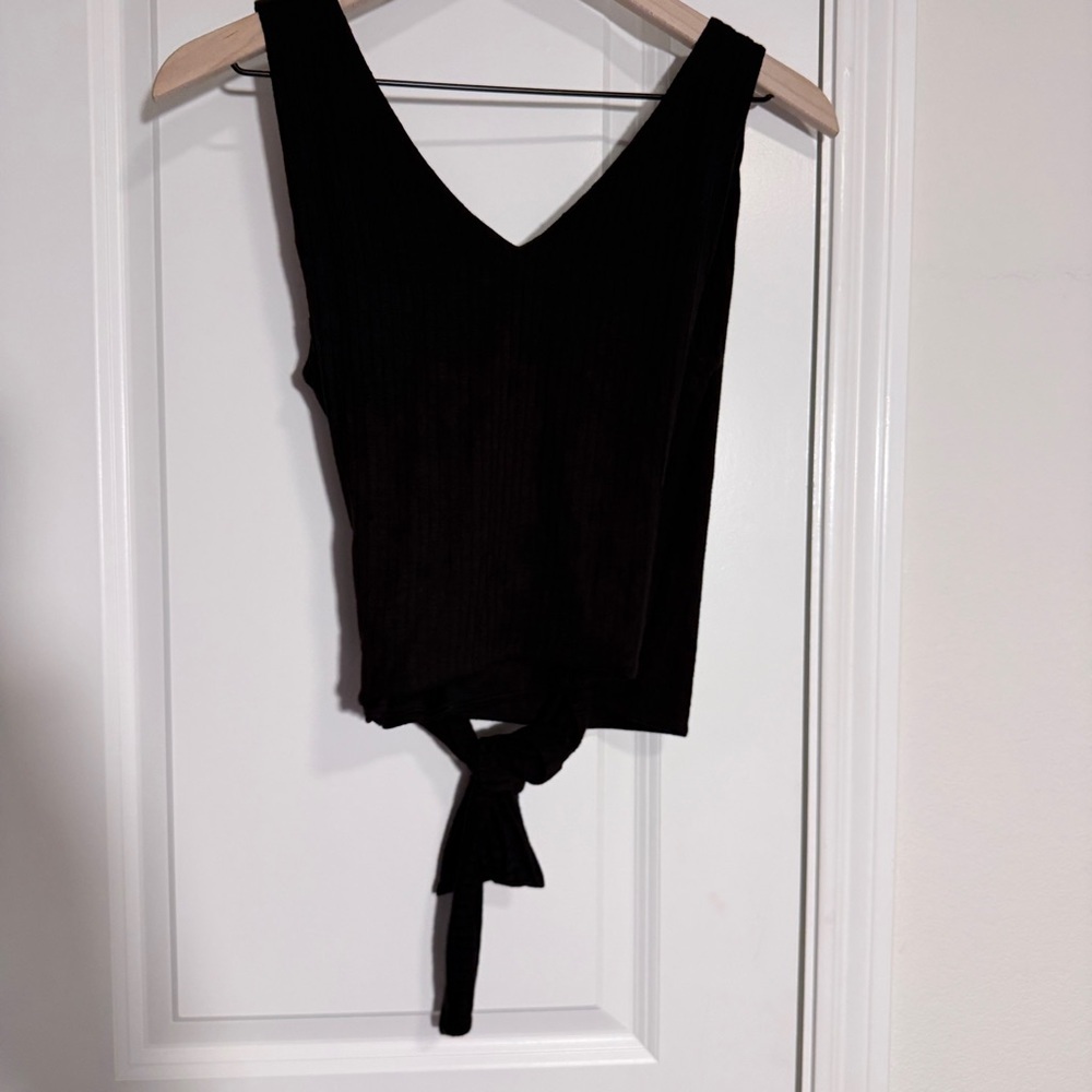 Dee Elly Callista Sleeveless Ribbed Crop Wrap Top in Black Size Medium NWT - Picture 5 of 5